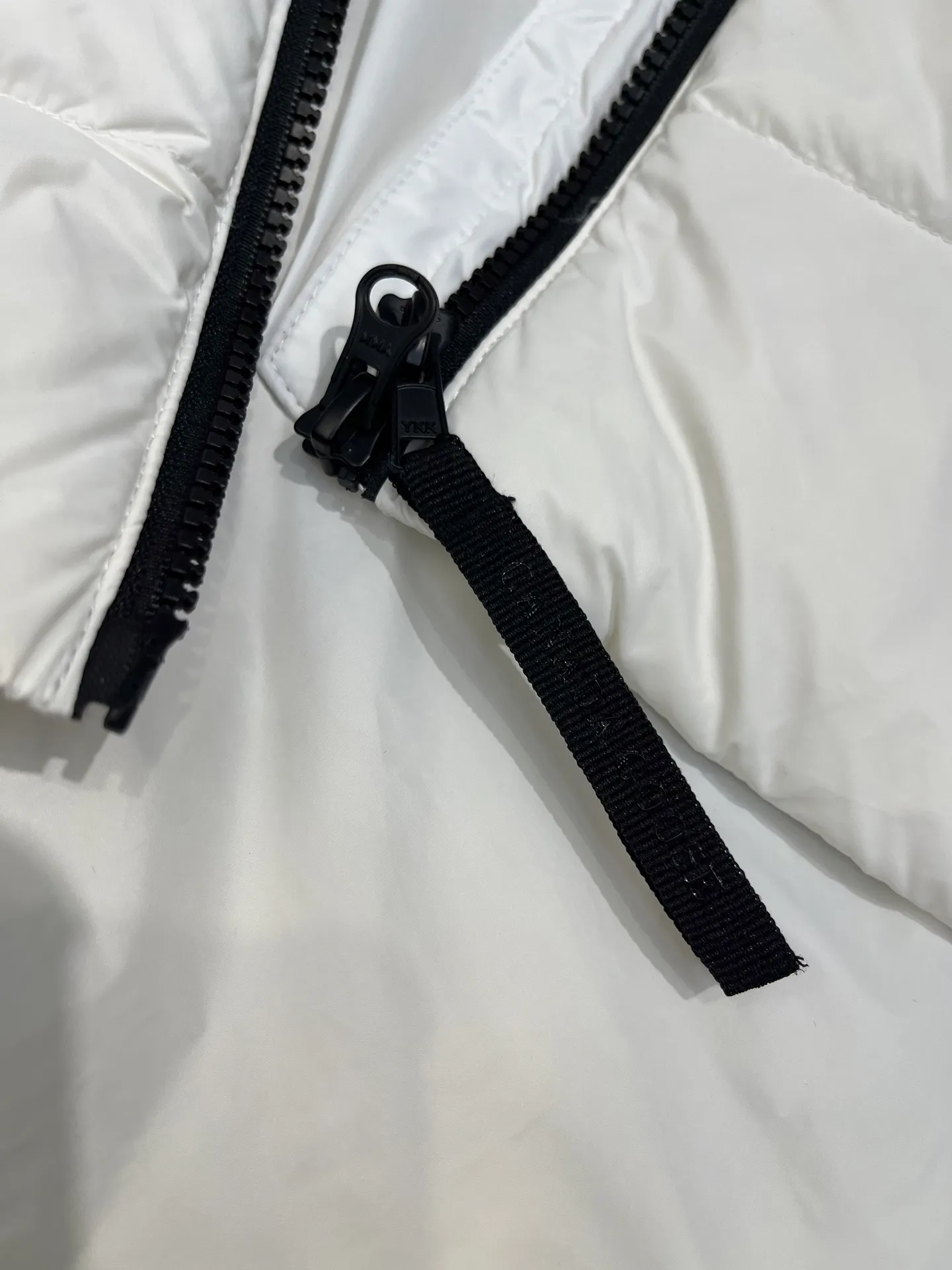 P1100 Highest quality 🌟Canada Goose E62 model 2220LB Abbott Hoody women's short and light down jacket S If you want to do business for a long time, you have to choose the original high-quality goose down for your down jacket. Expensive is not necessarily right, but there is a reason to be expensive. Cheap is not necessarily wrong, but there is a certain risk. Without cost support, there is no quality assurance. Expensive things are good at everything except being expensive; cheap things are good at nothing except being cheap size: s-xl